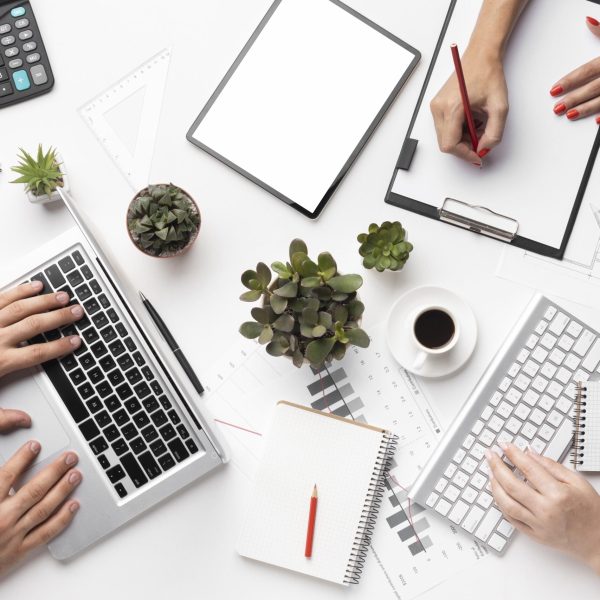 surtido-de-escritorio-de-oficina-plano-con-tableta-de-pantalla-vacia